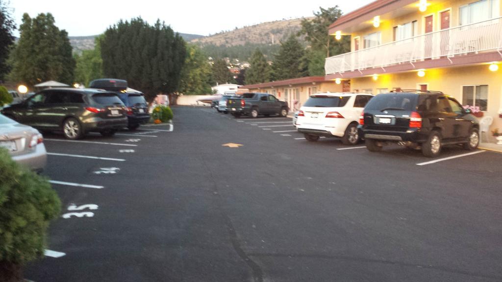 Swiss Sunset Inn Penticton Exterior foto